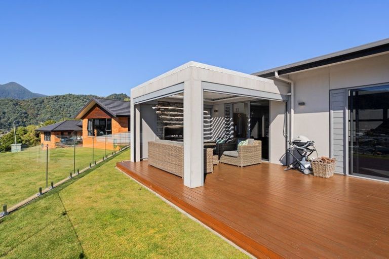 Photo of property in 16 Harbour View Heights, Picton, 7220