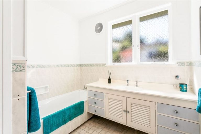 Photo of property in 14 Takapu Street, Henderson, Auckland, 0612