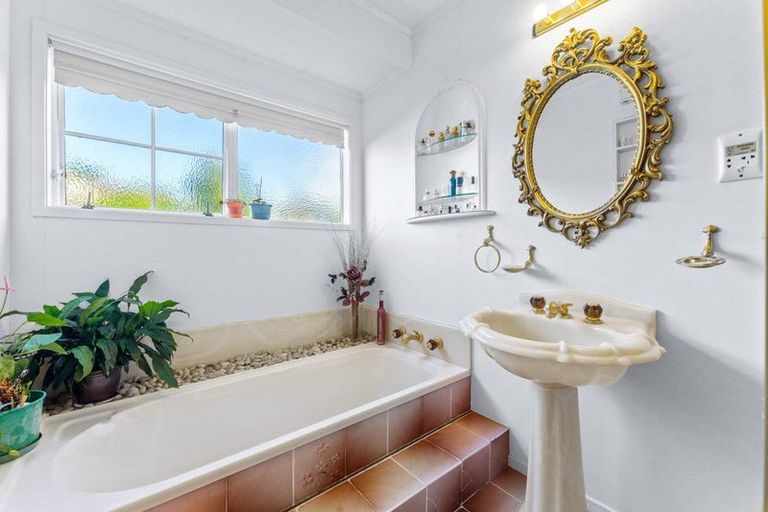 Photo of property in 2 Ravenstone Place, Chatswood, Auckland, 0626