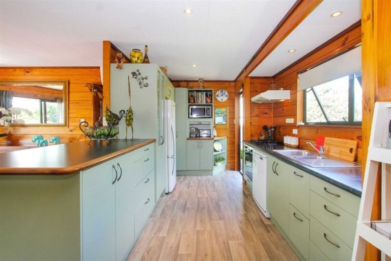 Photo of property in 2/9 Bronzewing Terrace, Unsworth Heights, Auckland, 0632