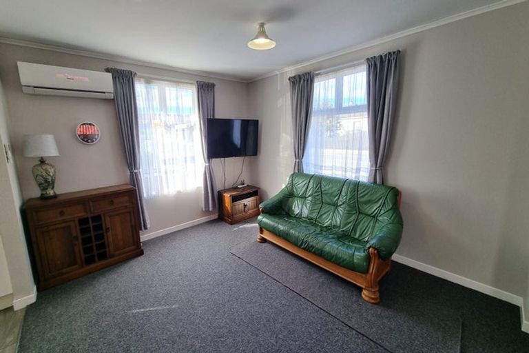 Photo of property in 26 Seaward Road, Edendale, 9825