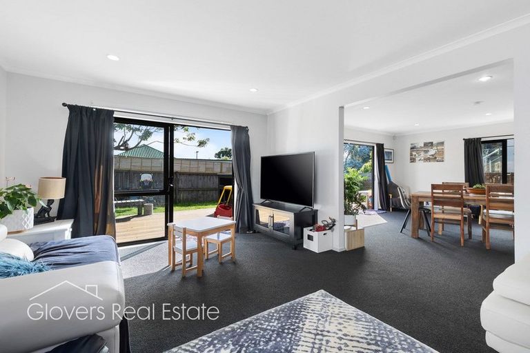 Photo of property in 18b Vardon Road, Green Bay, Auckland, 0604