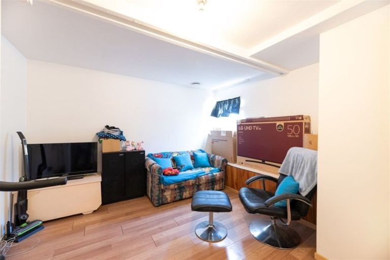 Photo of property in 5 Griffiths Place, Te Atatu South, Auckland, 0610