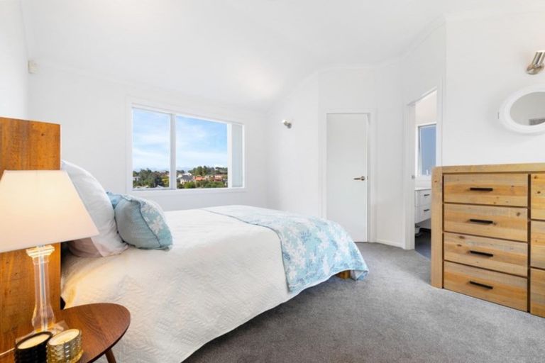 Photo of property in 2/19 Limmer Place, Browns Bay, Auckland, 0632