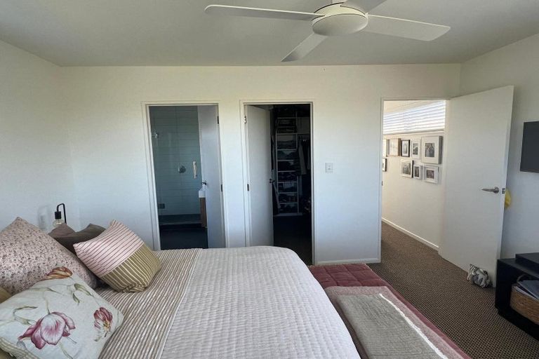 Photo of property in 32f Parr Terrace, Castor Bay, Auckland, 0620