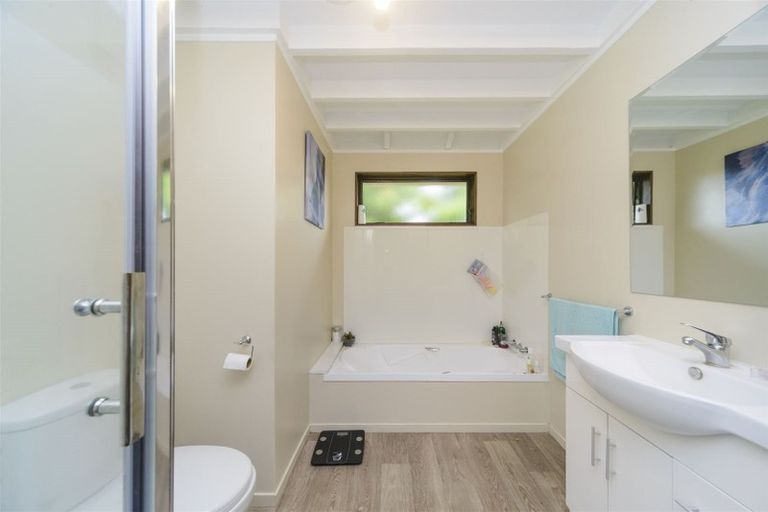 Photo of property in 6 Adams Place, Kelvin Grove, Palmerston North, 4414