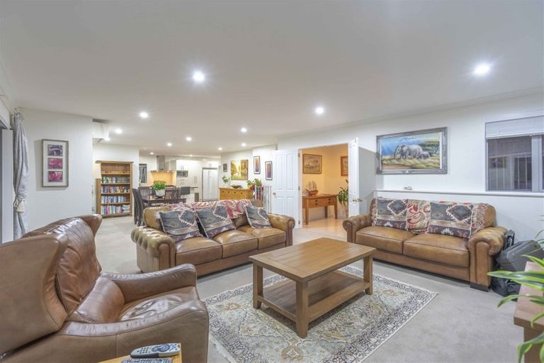 Photo of property in 13 Bintulu Place, Fairview Heights, Auckland, 0632