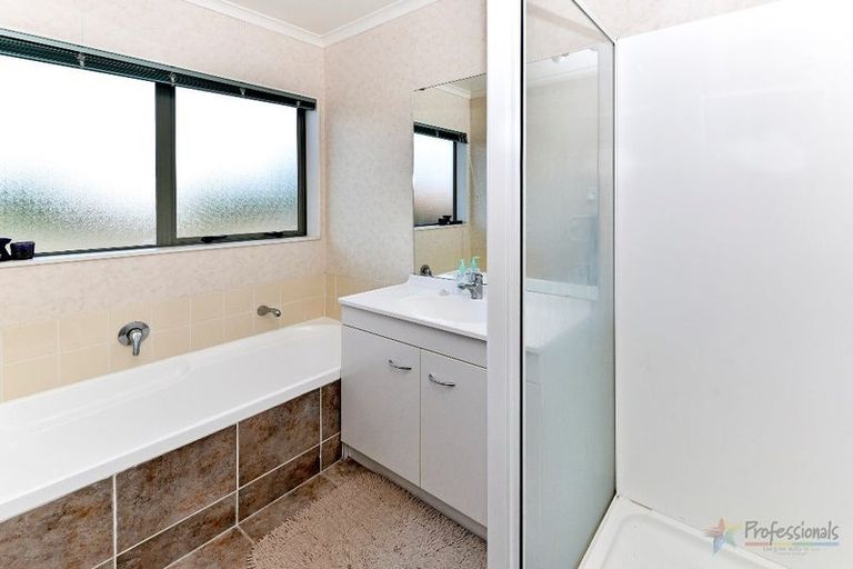 Photo of property in 4 Reremanu Place, Weymouth, Auckland, 2103