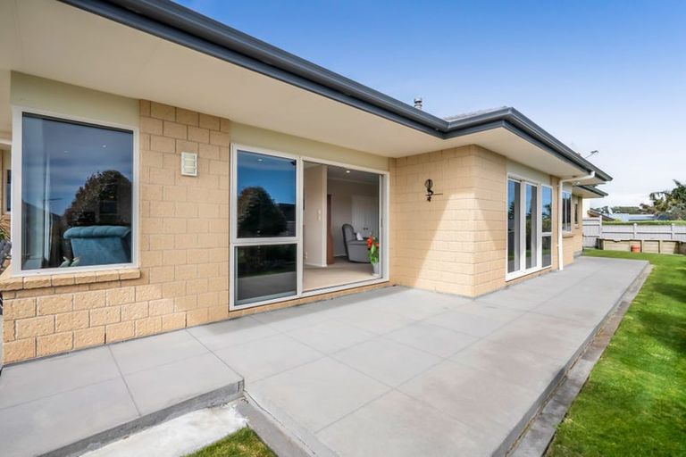 Photo of property in 5 Vardon Way, Waiwhakaiho, New Plymouth, 4312