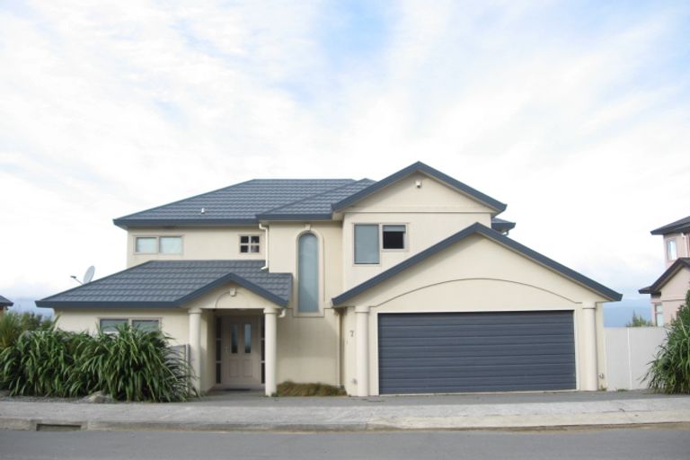 Photo of property in 7 Domett Street, Newlands, Wellington, 6037