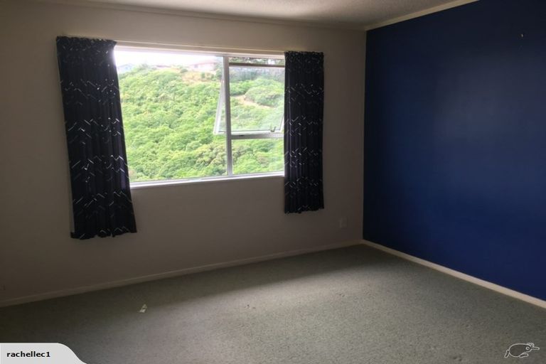 Photo of property in 32 Colchester Crescent, Newlands, Wellington, 6037