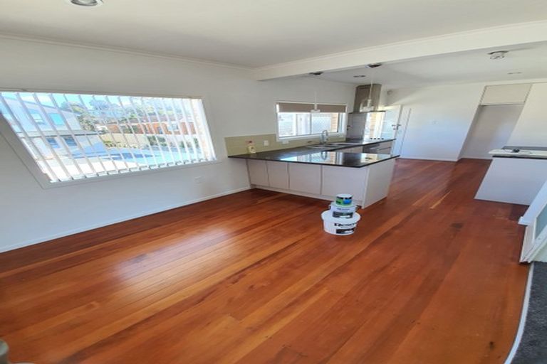 Photo of property in 306 East Coast Road, Forrest Hill, Auckland, 0620