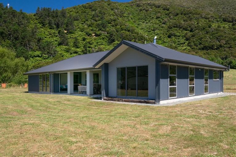 Photo of property in 2 Renata Road, Okiwi Bay, 7193