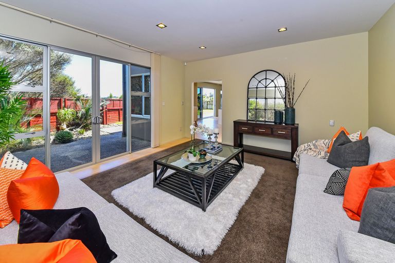 Photo of property in 16 Stranraer Crescent, Wattle Downs, Auckland, 2103