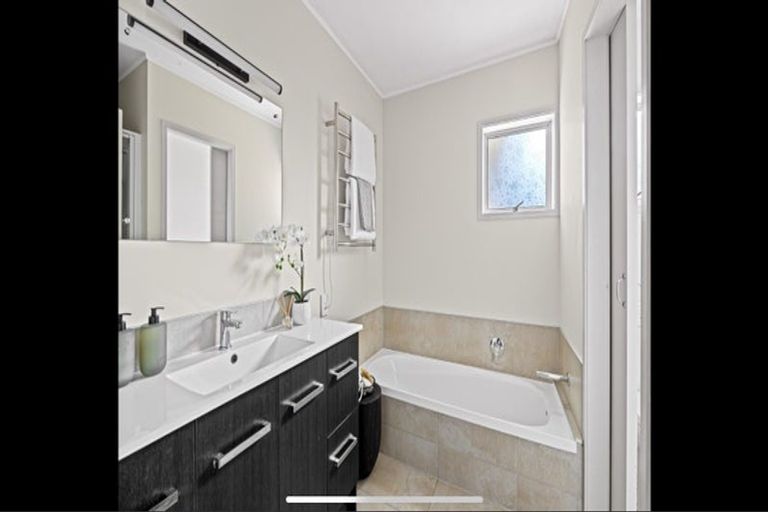 Photo of property in 12a Tower Hill, Stanmore Bay, Whangaparaoa, 0930