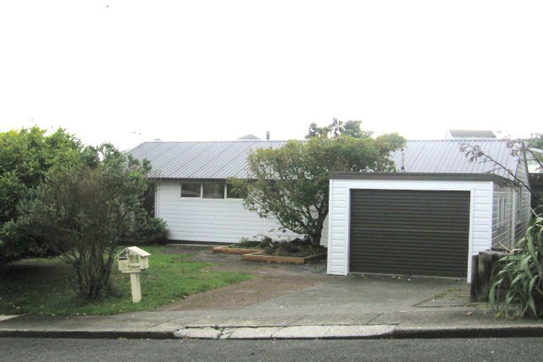Photo of property in 8 Gow Street, Newlands, Wellington, 6037