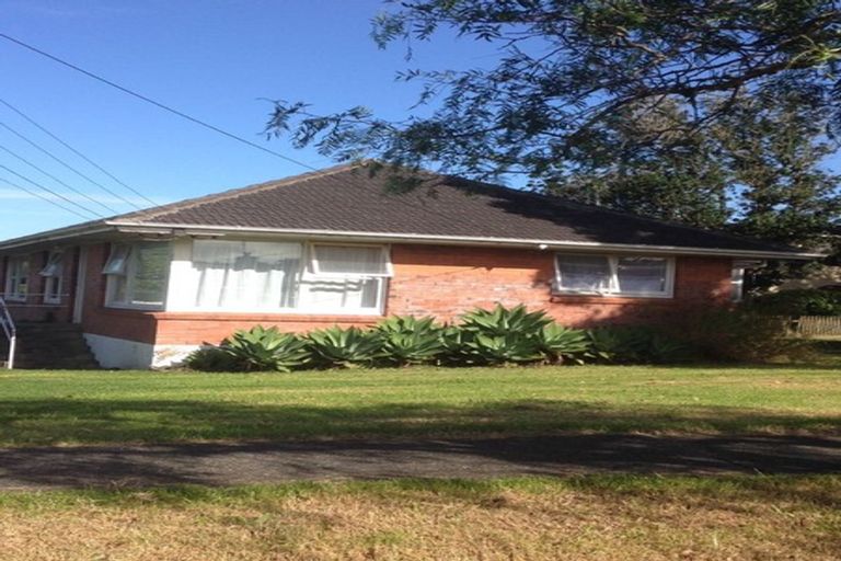 Photo of property in 32 Raleigh Road, Northcote, Auckland, 0627