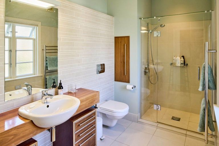 Photo of property in 33 Cheviot Road, Lowry Bay, Lower Hutt, 5013