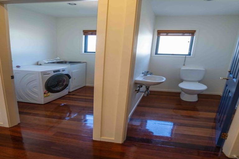 Photo of property in 40 Dress Circle, Newlands, Wellington, 6037