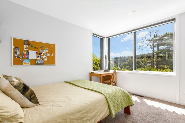 Photo of property in 4 Francis Bell Grove, Lowry Bay, Lower Hutt, 5013