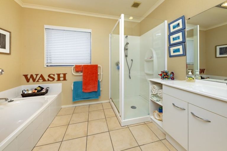 Photo of property in 13 Longford Park Drive, Takanini, 2112