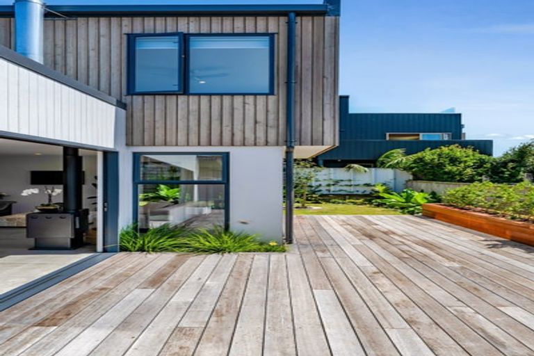 Photo of property in 5b Strandon Place, Strandon, New Plymouth, 4312