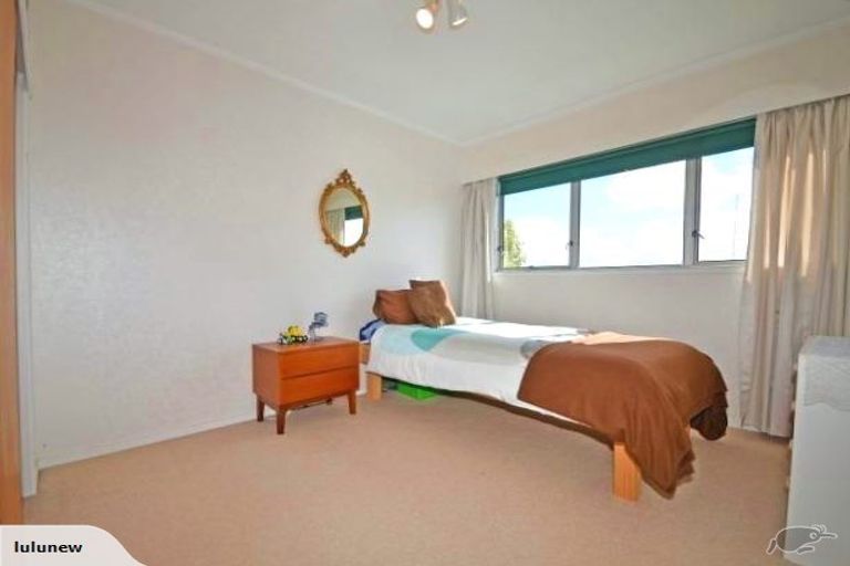 Photo of property in 18 Rosewarne Crescent, Glendene, Auckland, 0602