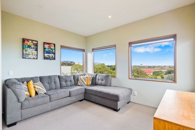 Photo of property in 17 Major Durie Place, Waikanae Beach, Waikanae, 5036