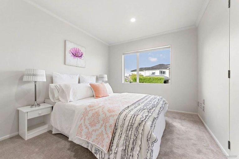 Photo of property in 22 Seresin Crescent, Flat Bush, Auckland, 2016