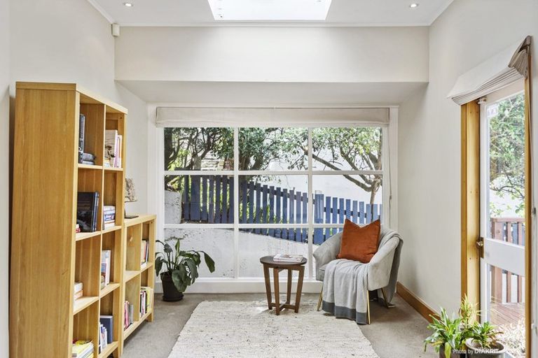 Photo of property in 9 Knoll Street, Island Bay, Wellington, 6023