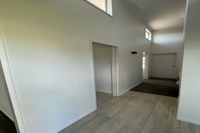 Photo of property in 4 Waiwera Crescent, Maupuia, Wellington, 6022