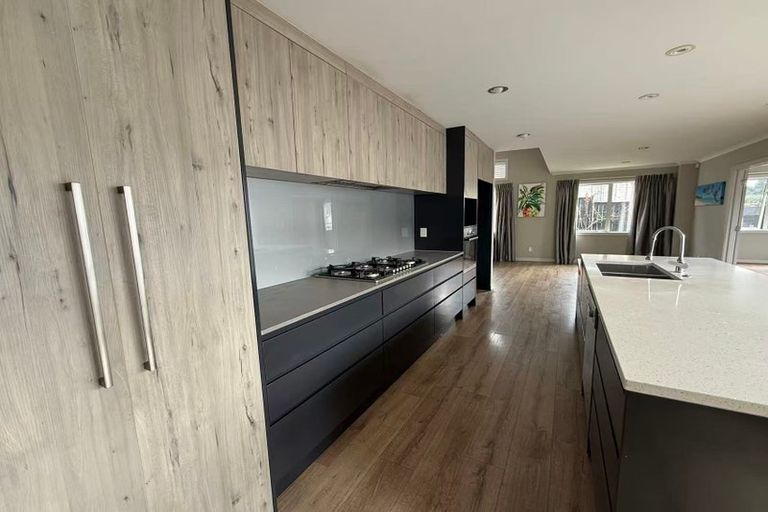 Photo of property in 6b Marina View Drive, West Harbour, Auckland, 0618