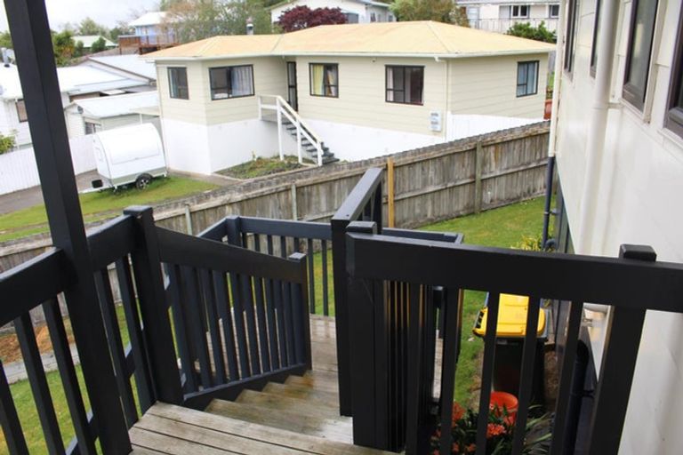 Photo of property in 1/8 Louise Place, West Harbour, Auckland, 0618