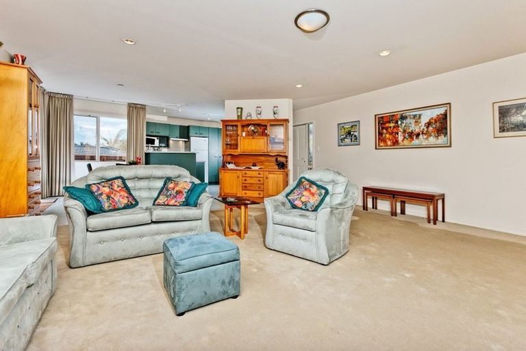 Photo of property in 37 Lorikeet Place, Unsworth Heights, Auckland, 0632