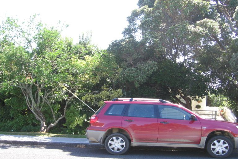 Photo of property in 1/2 Rothesay Bay Road, Rothesay Bay, Auckland, 0630