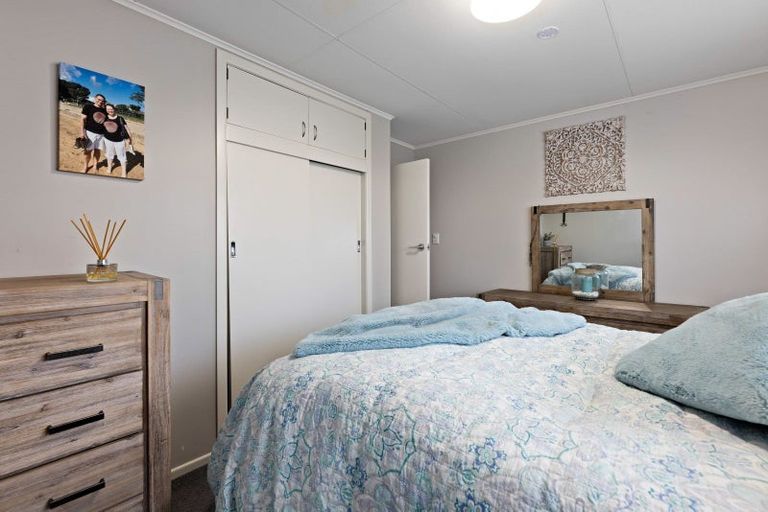 Photo of property in 21 La Perouse Place, Northcote, Christchurch, 8052