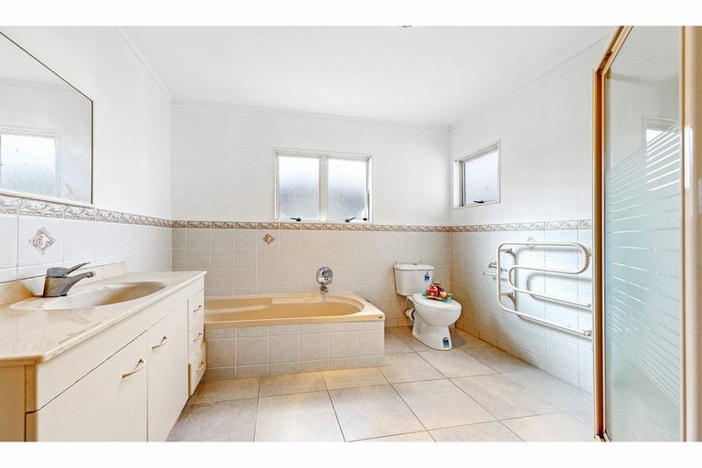 Photo of property in 7 Piper Place, Goodwood Heights, Auckland, 2105