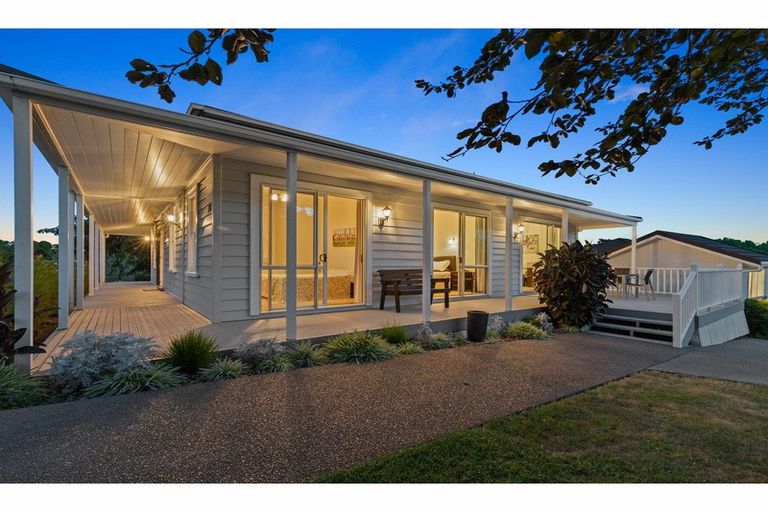 Photo of property in 72 Hermitage Road, Waiuku, 2682