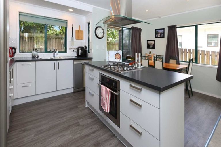 Photo of property in 19a Riserra Drive, Ranui, Auckland, 0612