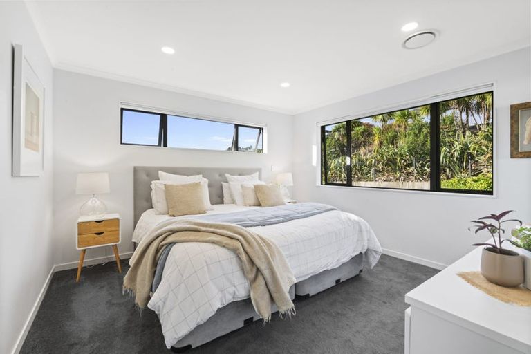 Photo of property in 16 Syd Grant Crescent, Orewa, 0931