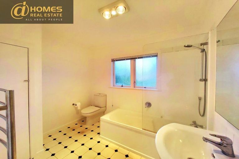 Photo of property in 2/12 Raines Avenue, Forrest Hill, Auckland, 0620