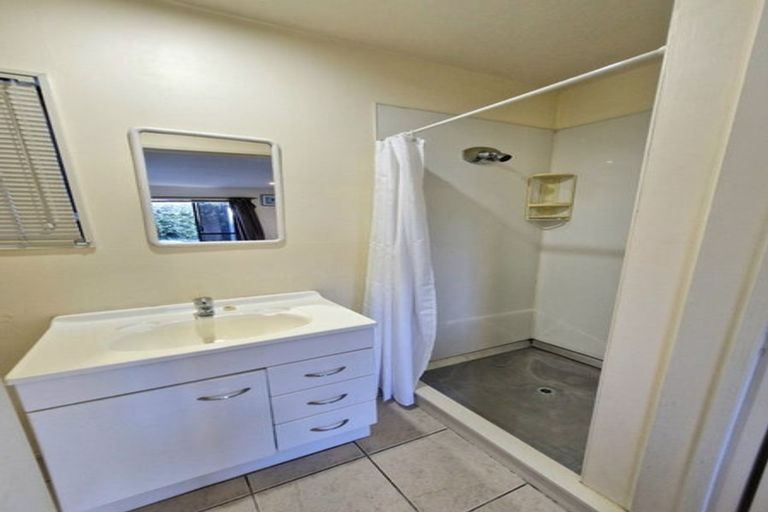 Photo of property in 26 Coniston Avenue, Te Atatu South, Auckland, 0610