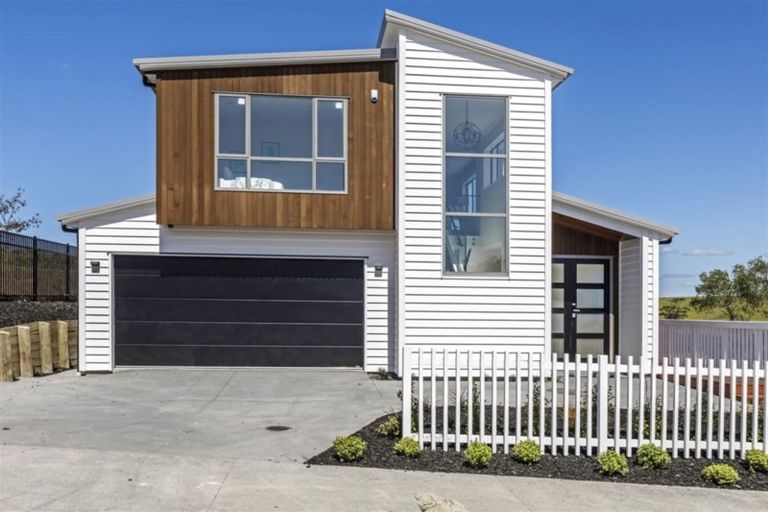 Photo of property in 22 Longshore Drive, Long Bay, Auckland, 0630
