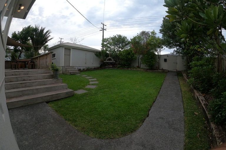 Photo of property in 2/26 Dallinghoe Crescent, Milford, Auckland, 0620