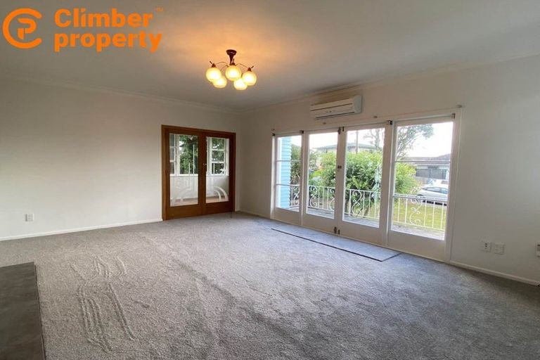 Photo of property in 8 Sherwood Avenue, Te Atatu South, Auckland, 0610
