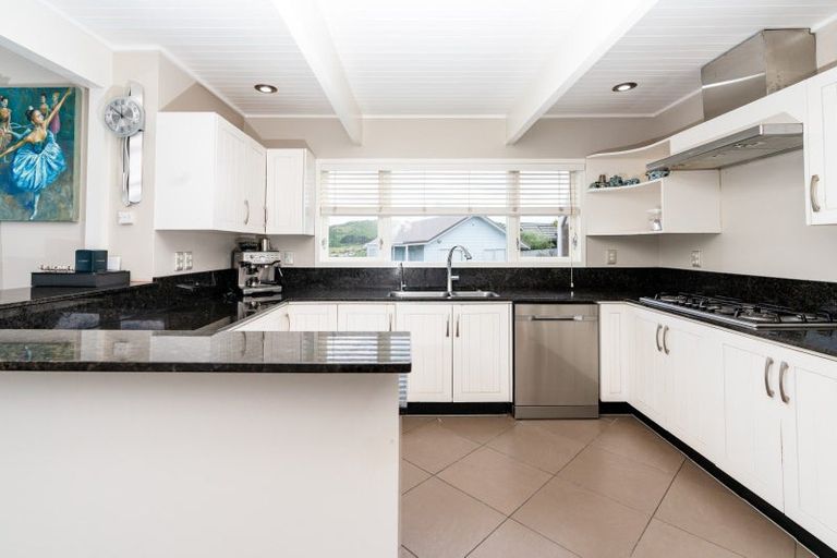 Photo of property in 28 Welland Place, Island Bay, Wellington, 6023