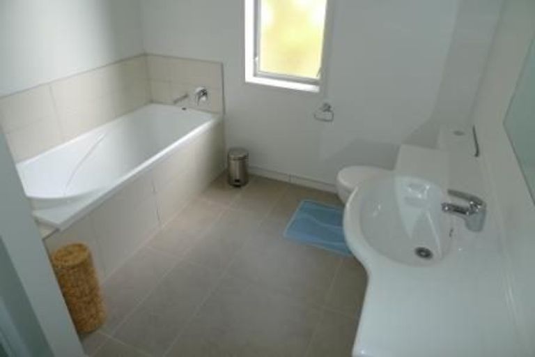 Photo of property in 25 Tamworth Crescent, Newlands, Wellington, 6037