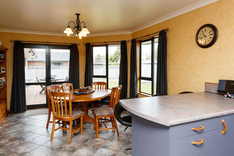 Photo of property in 2 Fernlea Avenue, Kelvin Grove, Palmerston North, 4414