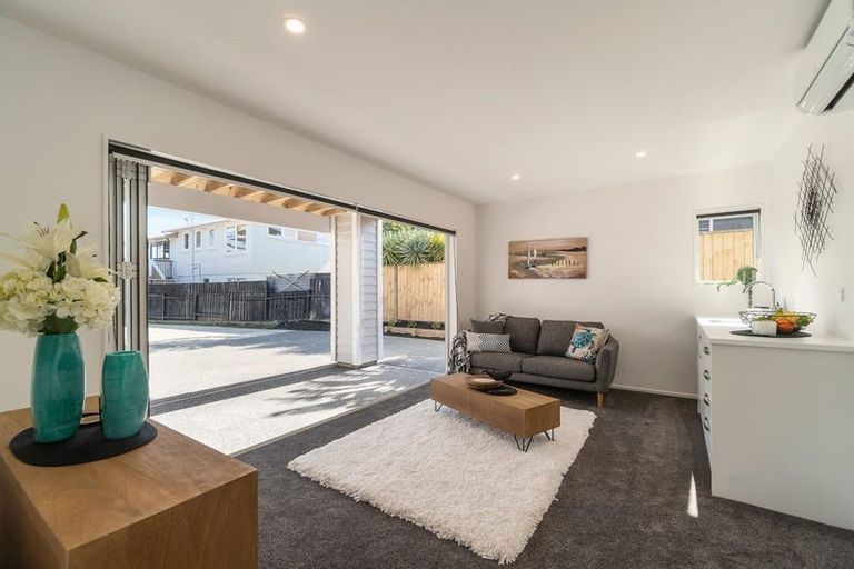 Photo of property in 31a Dawnhaven Drive, Te Atatu Peninsula, Auckland, 0610