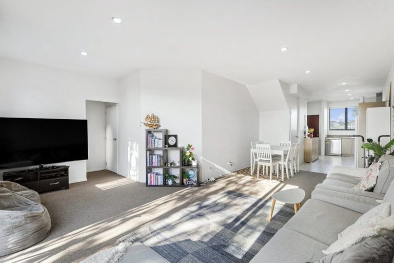 Photo of property in 24/22 Northcross Drive, Oteha, Auckland, 0632